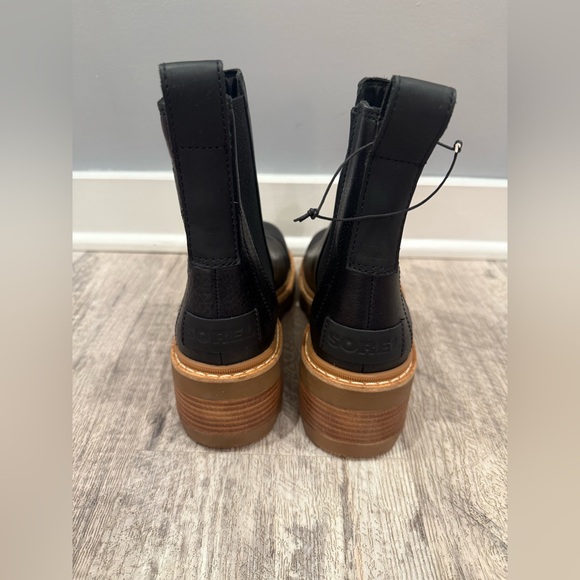 Sorel Black Leather Chelsea Ankle Boots with Tan Sole - Picture 4 of 9